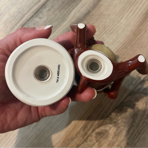 NWT Taz Burger Salt & Pepper Magnetic Shaker Loney Tunes 4” Tall Collector - Picture 5 of 5